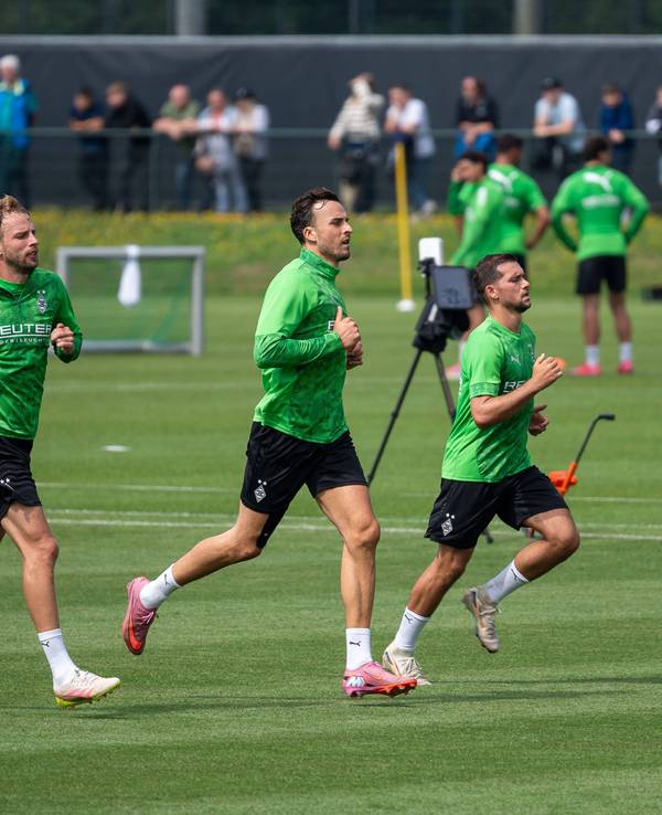Mehrere Gladbach Spieler beim Mannschaftstraining.