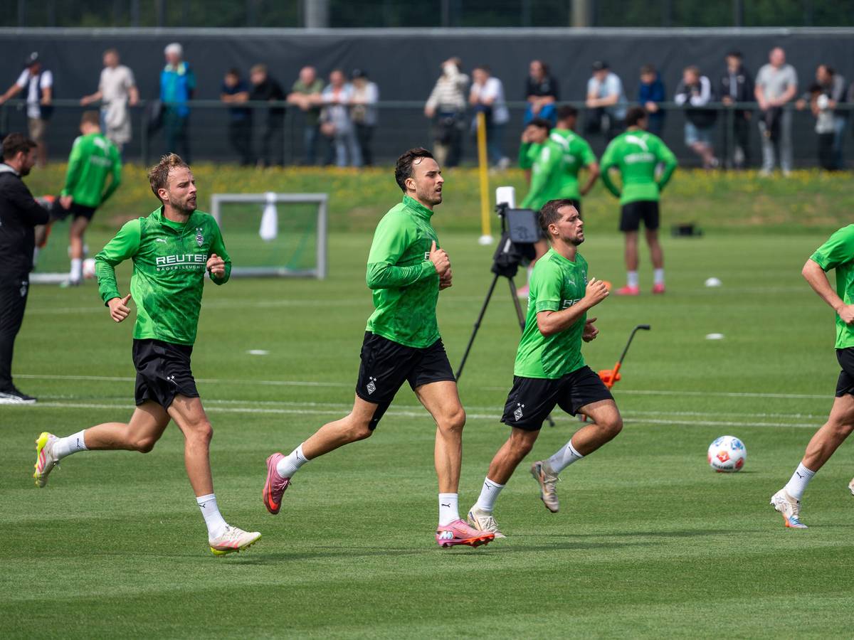 Mehrere Gladbach Spieler beim Mannschaftstraining.