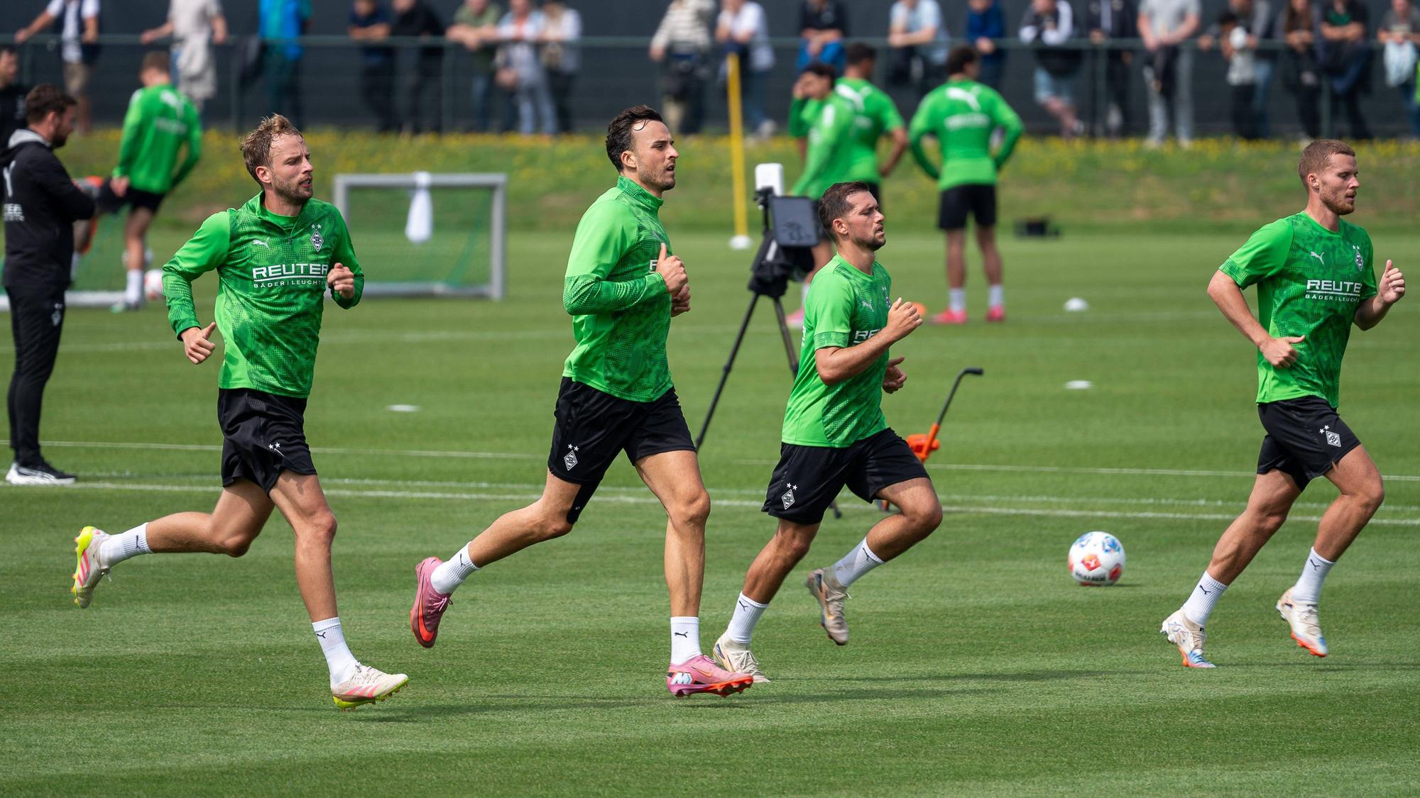 Mehrere Gladbach Spieler beim Mannschaftstraining.