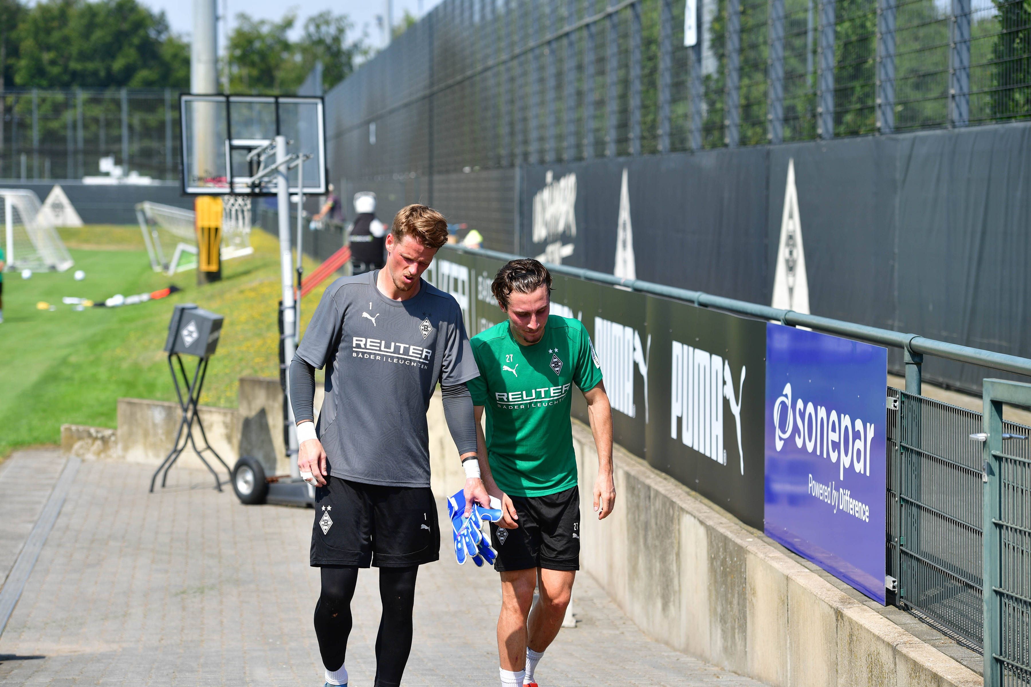 Jonas Omlin und Rocco Reitz im Trainingslager 2024.
