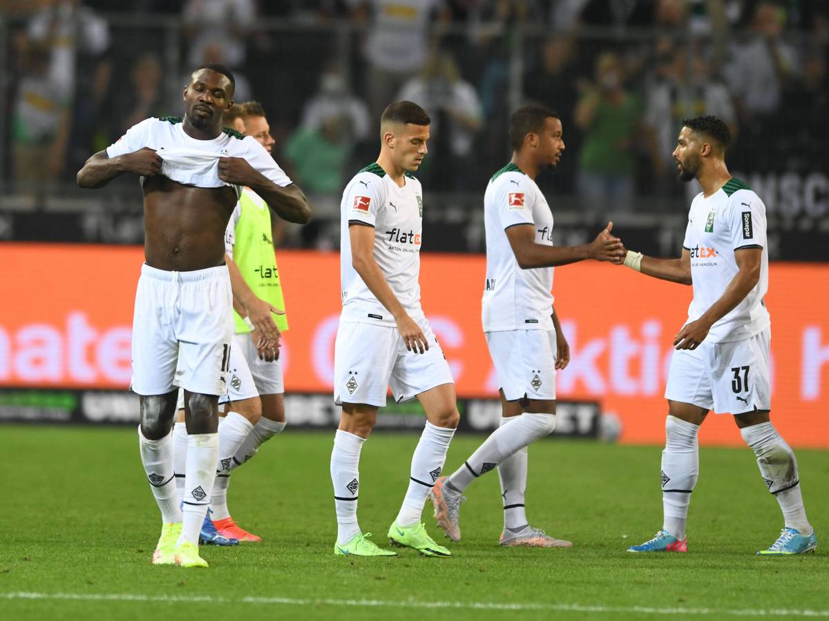 Spieler von Borussia Mönchengladbach nach Schlusspfiff.