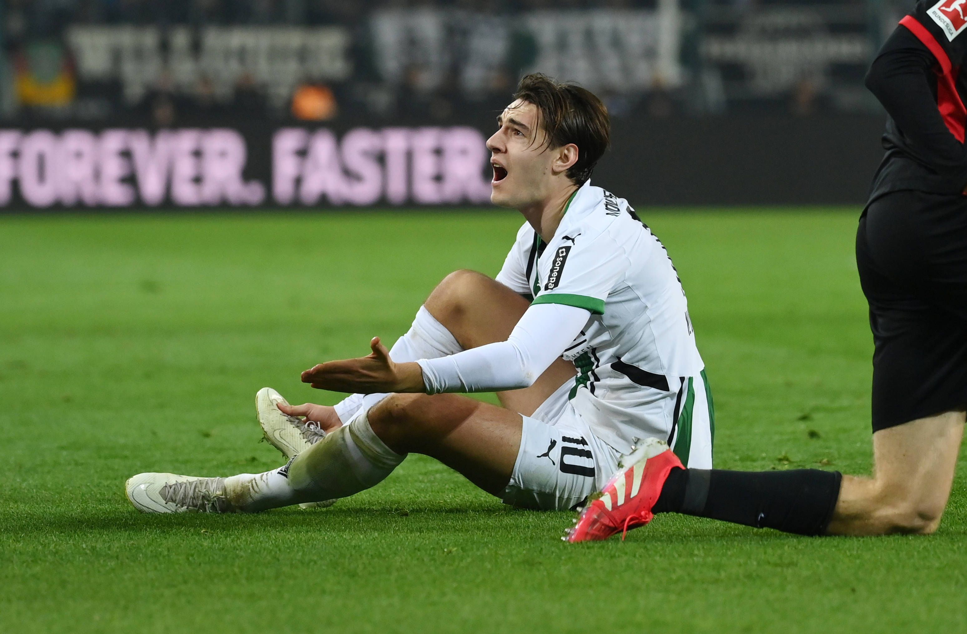 Flo Neuhaus lamentiert im Trikot von Borussia Mönchengladbach.