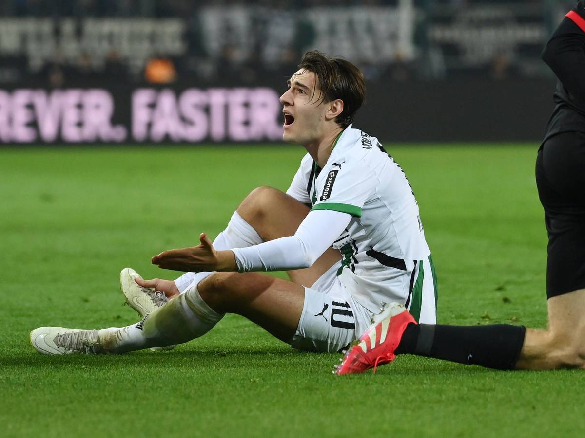 Flo Neuhaus lamentiert im Trikot von Borussia Mönchengladbach.