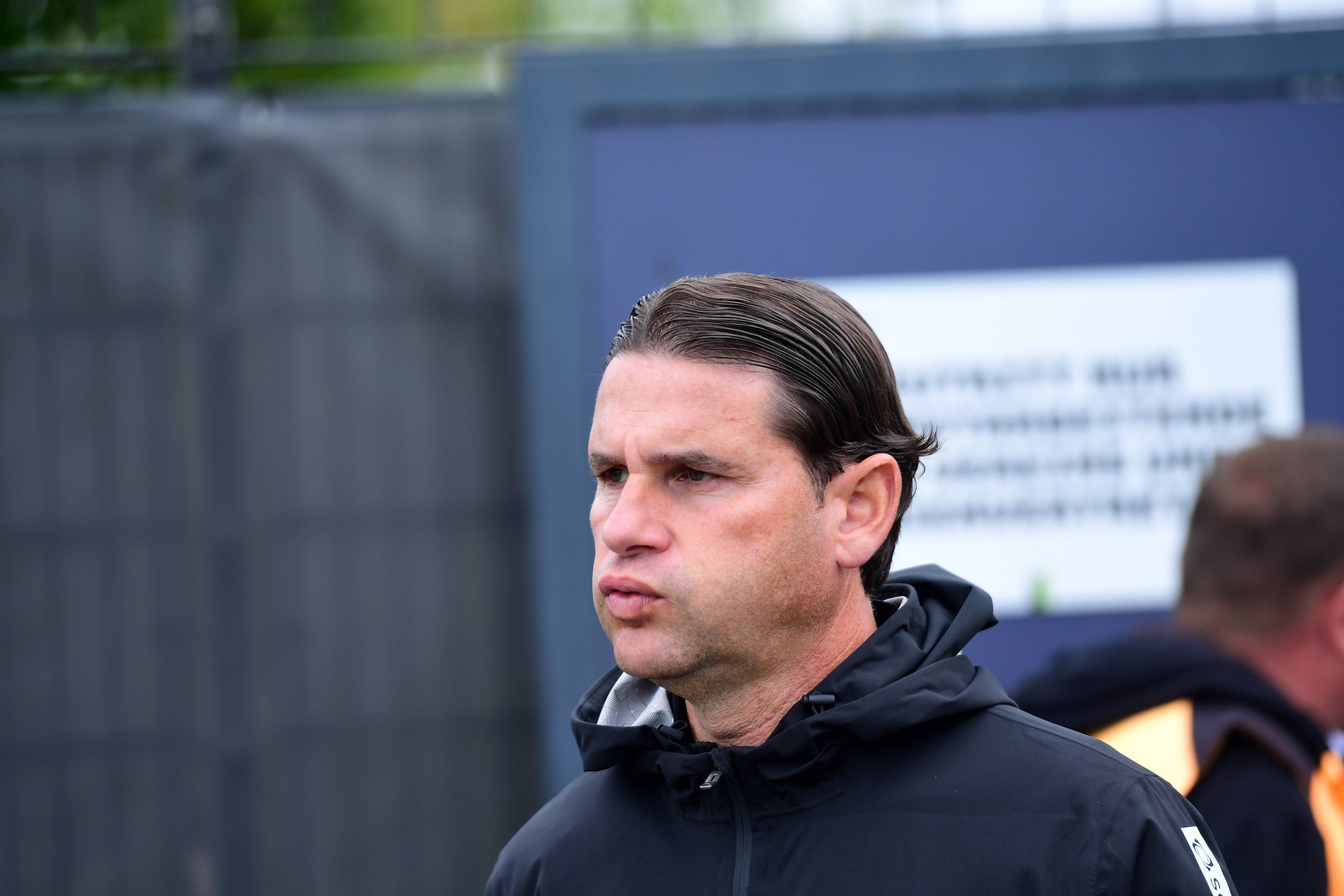 Gerardo Seoane pustet beim Betreten des Trainingsplatzes durch.