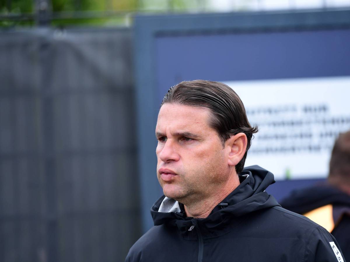 Gerardo Seoane pustet beim Betreten des Trainingsplatzes durch.