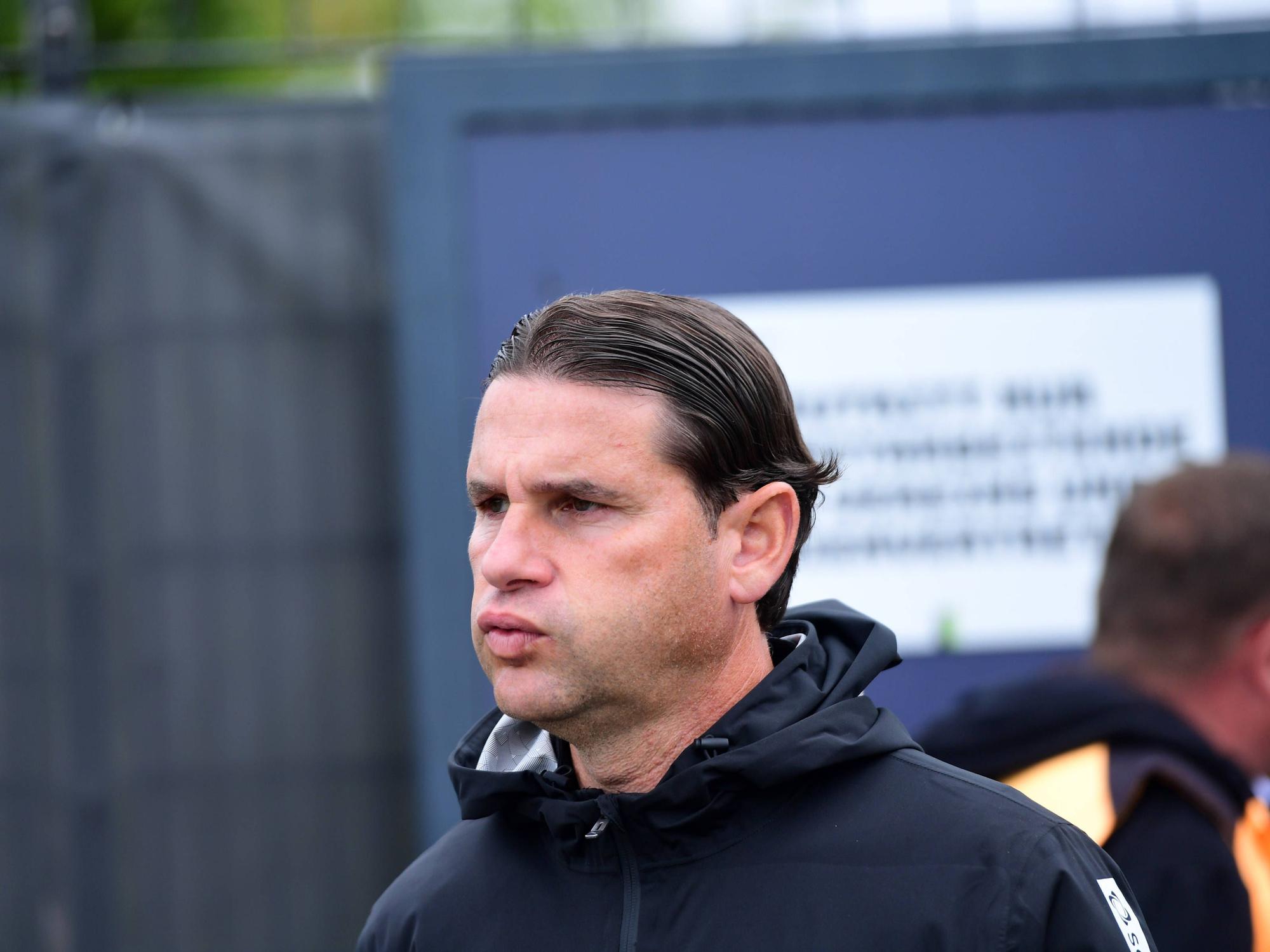 Gerardo Seoane pustet beim Betreten des Trainingsplatzes durch.