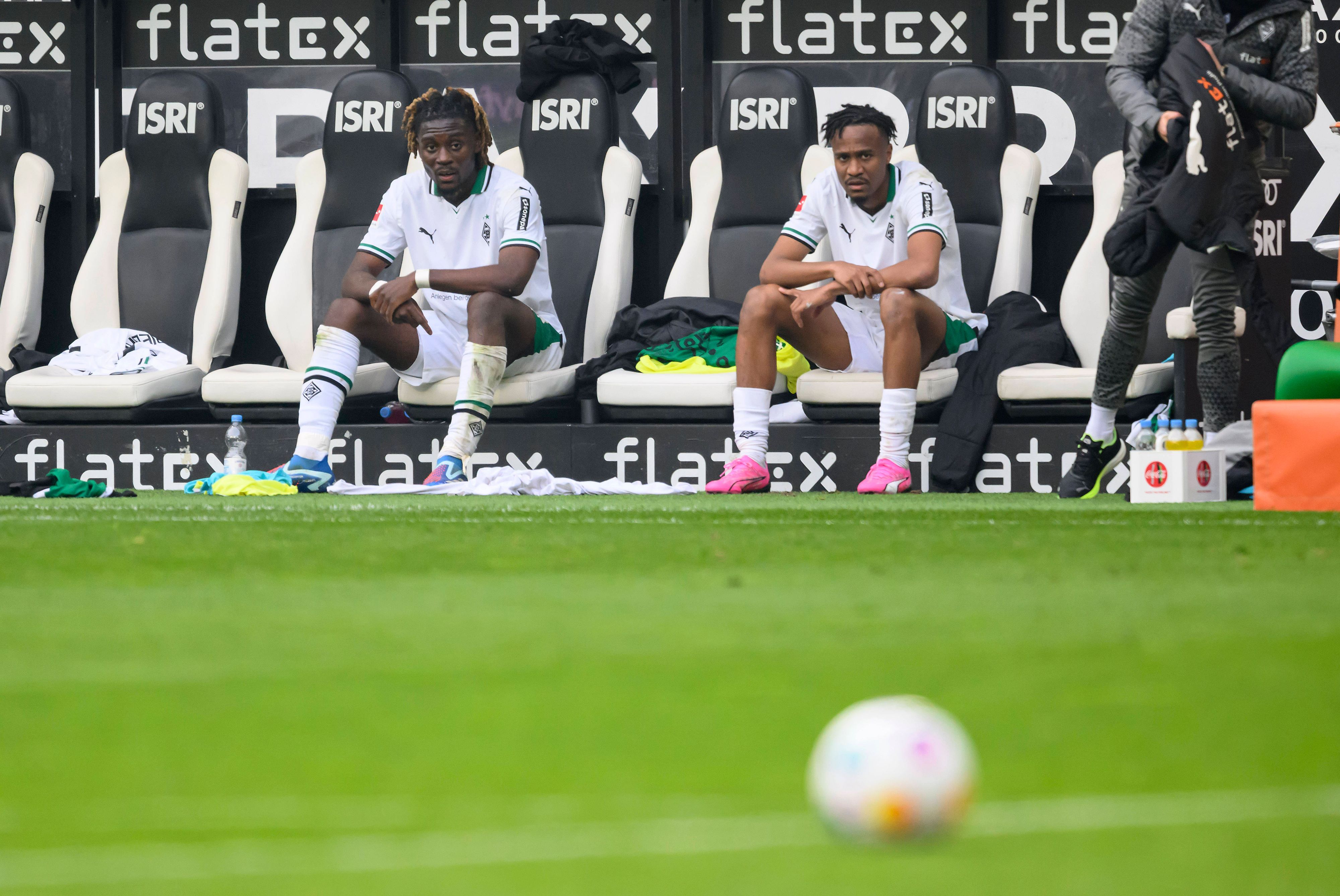 Nathan Ngoumou sitzt neben Manu Koné auf der Bank.