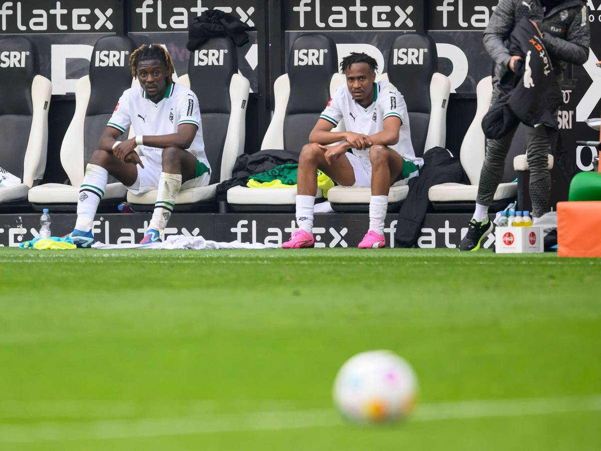 Nathan Ngoumou sitzt neben Manu Koné auf der Bank.