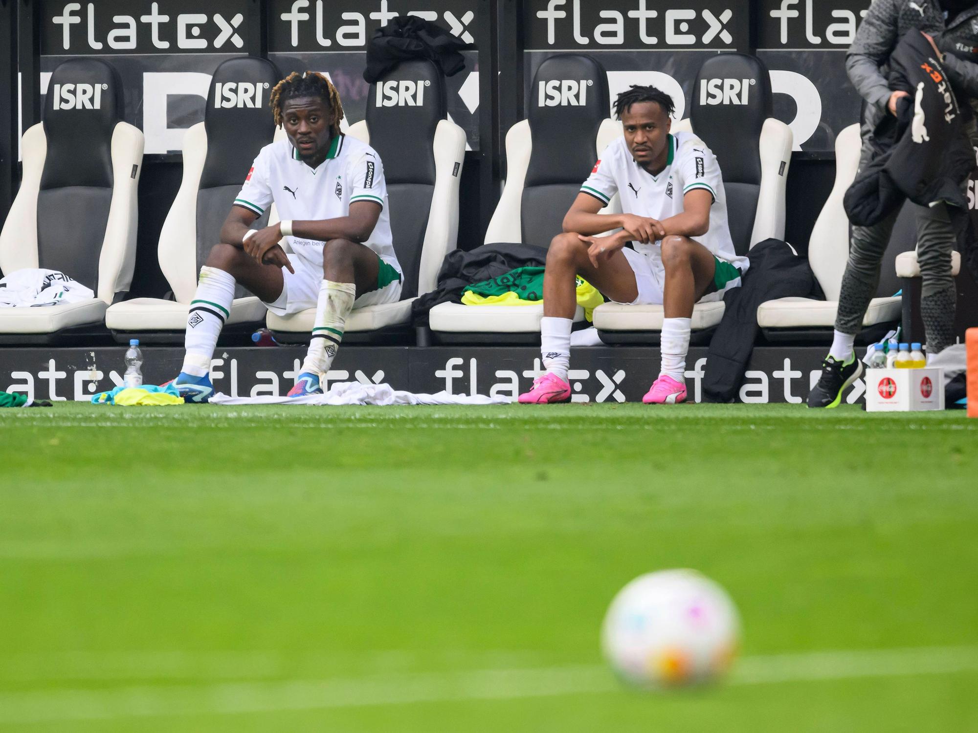Nathan Ngoumou sitzt neben Manu Koné auf der Bank.