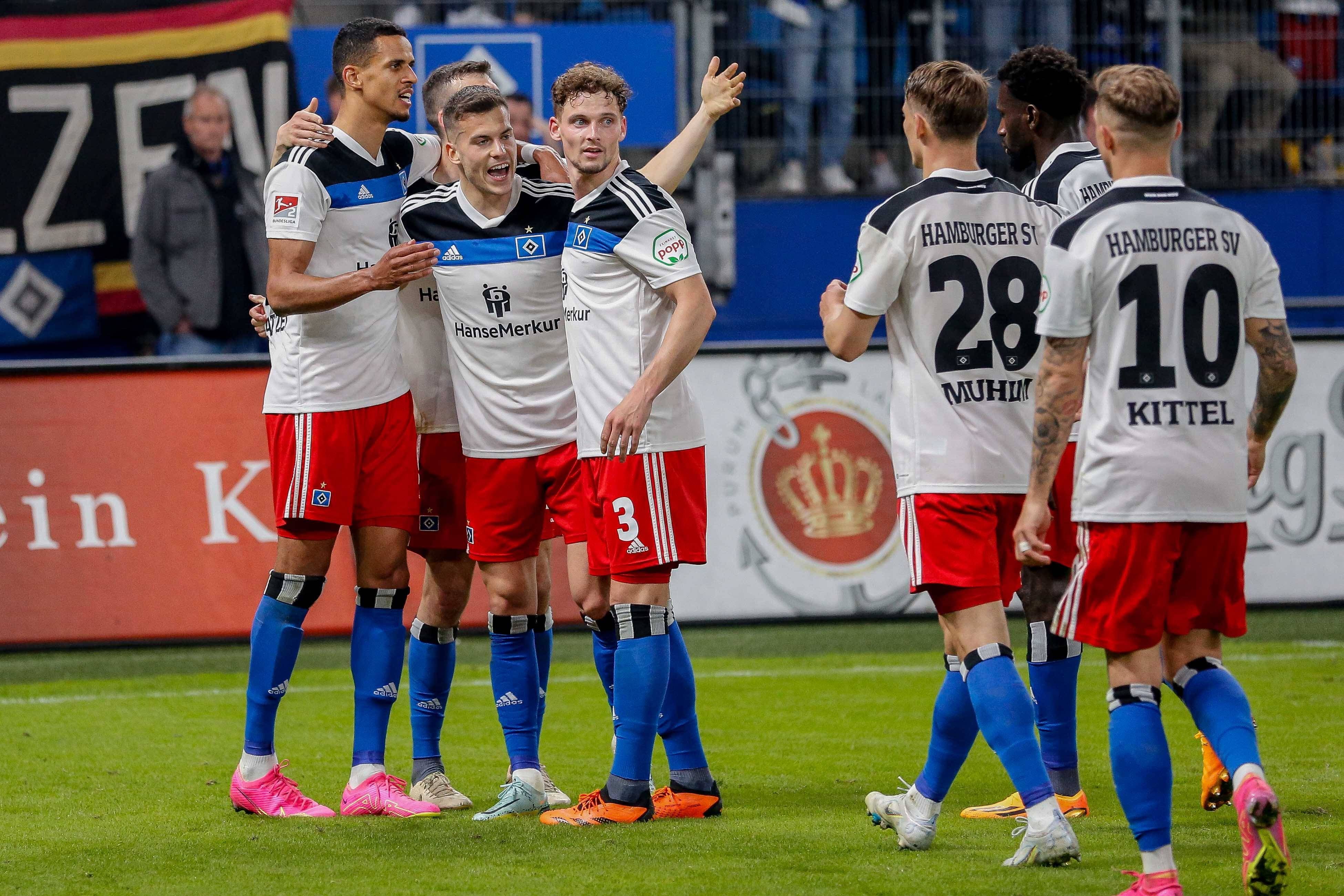 Spieler vom Hamburger SV bejubeln einen Treffer.