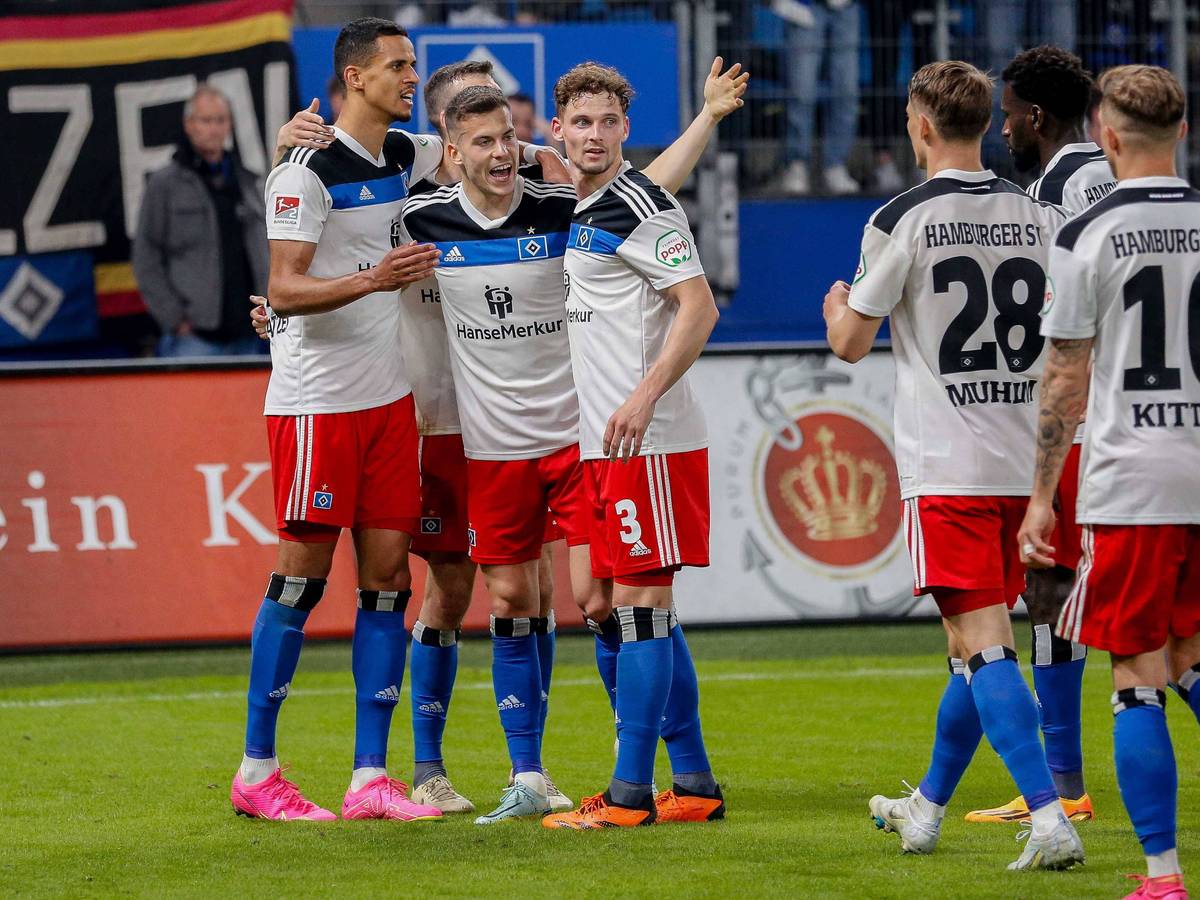 Spieler vom Hamburger SV bejubeln einen Treffer.
