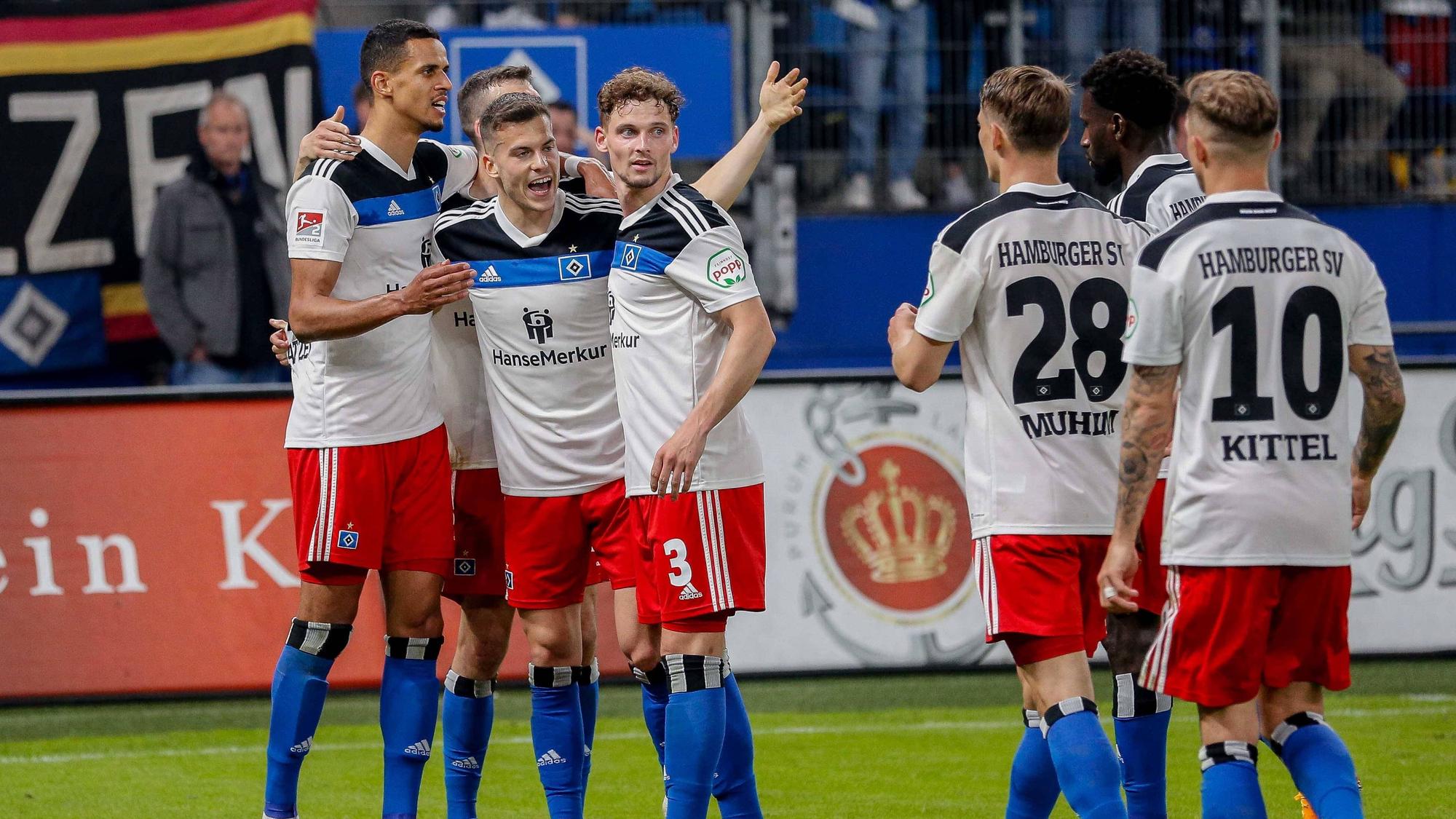 Spieler vom Hamburger SV bejubeln einen Treffer.