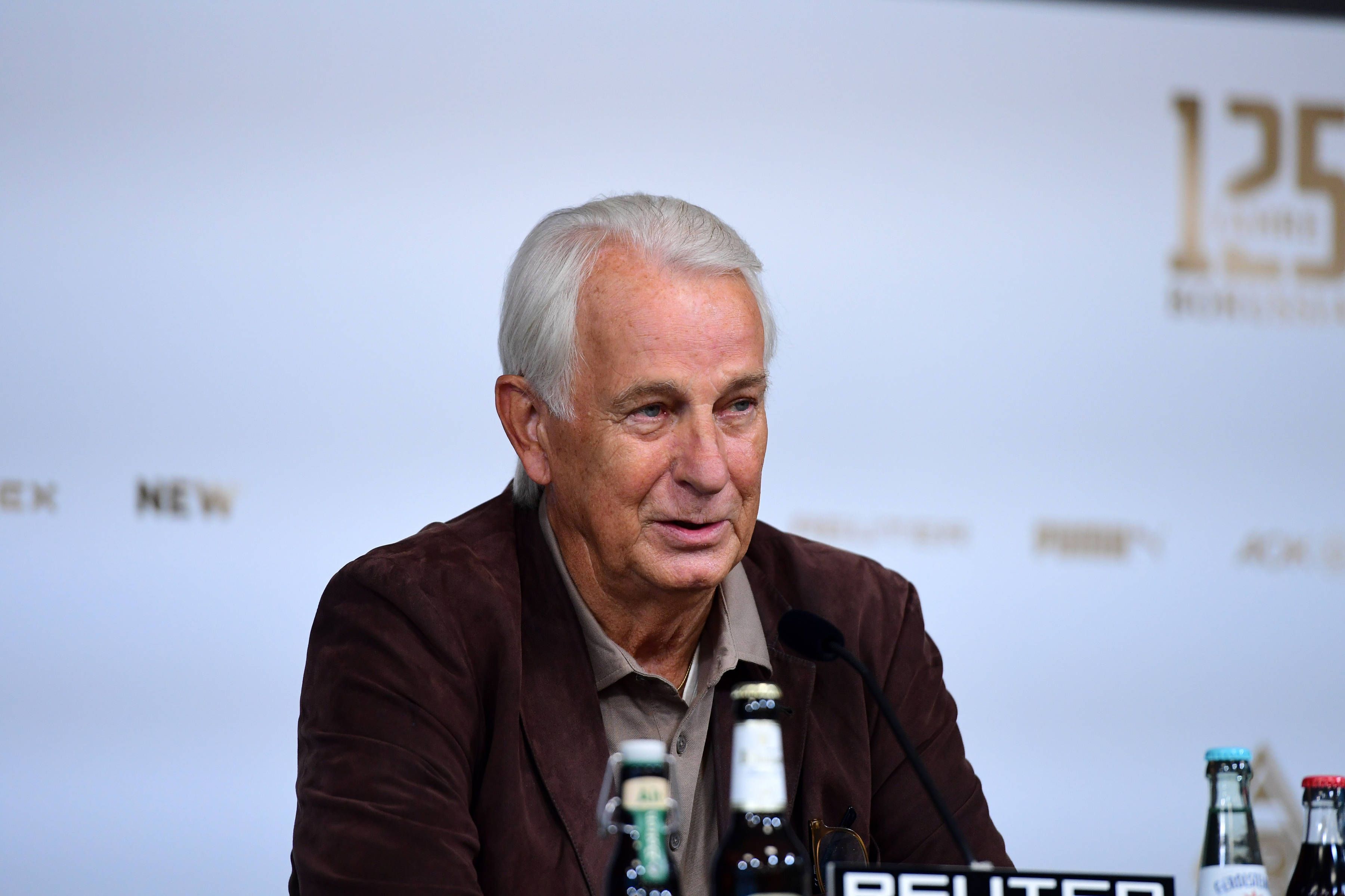 Rainer Bonhof auf einer Pressekonferenz.