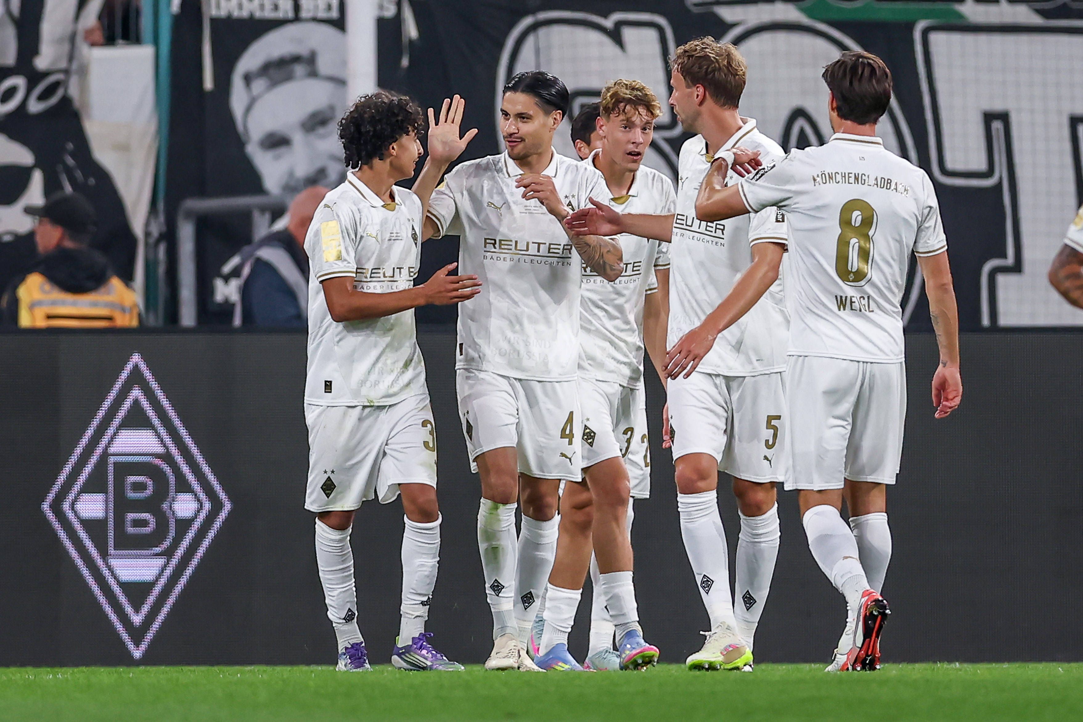 Spieler von Borussia Mönchengladbach beim Torjubel.