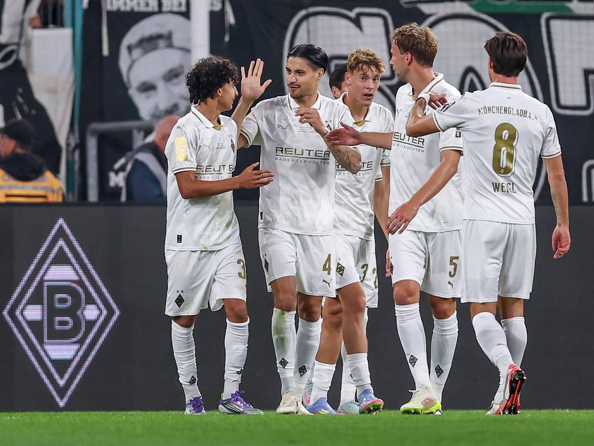 Spieler von Borussia Mönchengladbach beim Torjubel.
