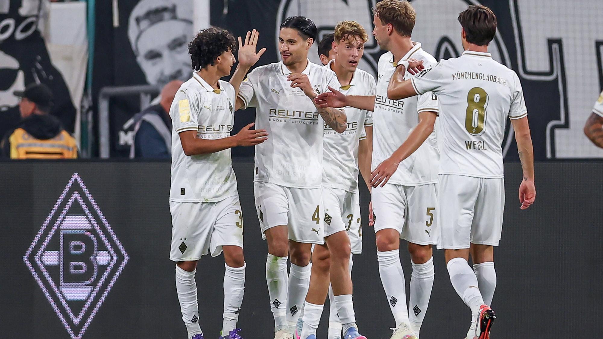 Spieler von Borussia Mönchengladbach beim Torjubel.