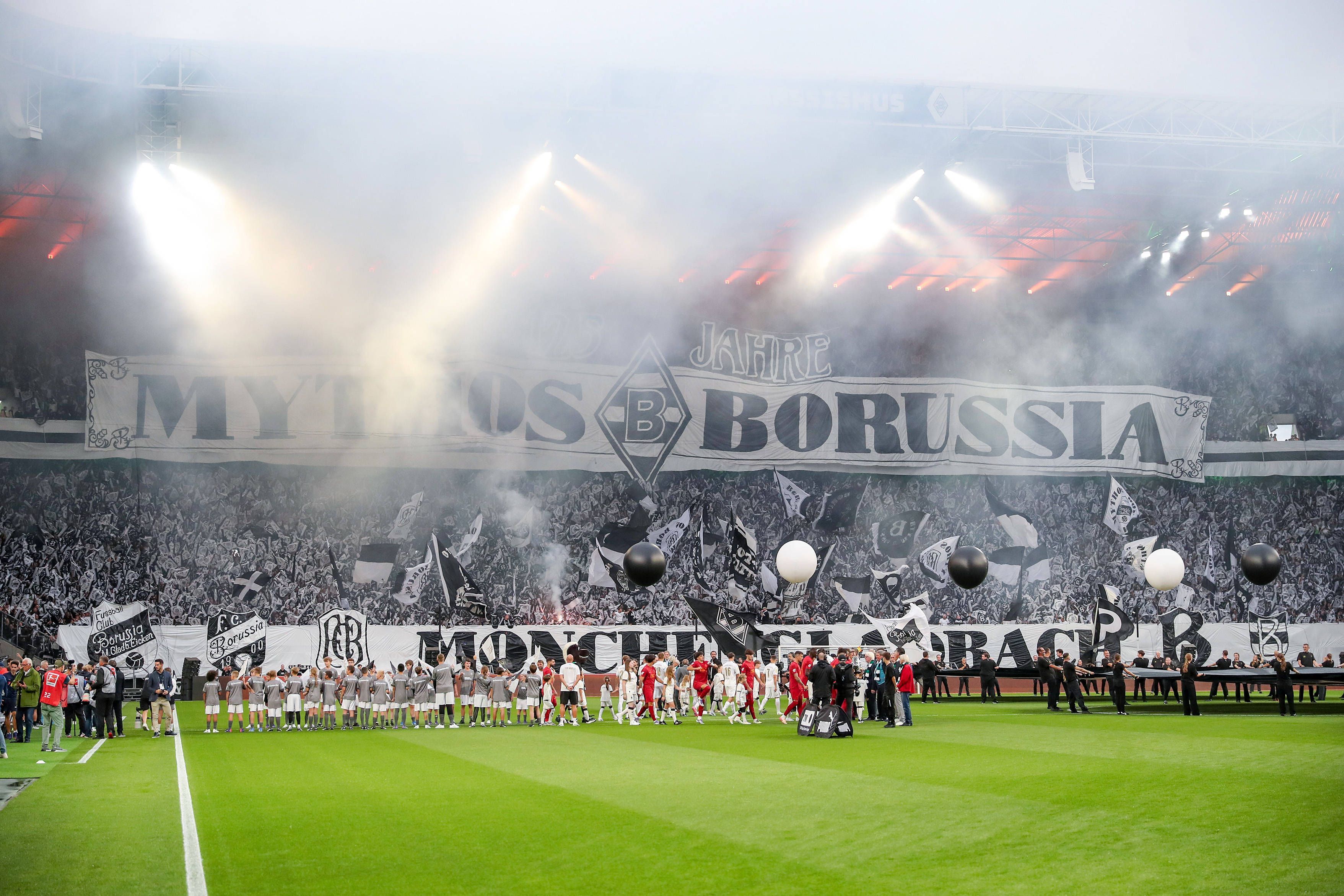 Die Nordkurve vor dem Jubiläumsspiel von Borussia Mönchengladbach gegen den FC Valencia.