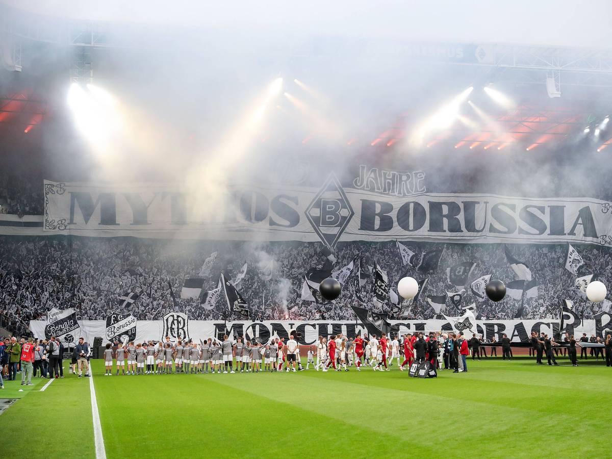 Die Nordkurve vor dem Jubiläumsspiel von Borussia Mönchengladbach gegen den FC Valencia.