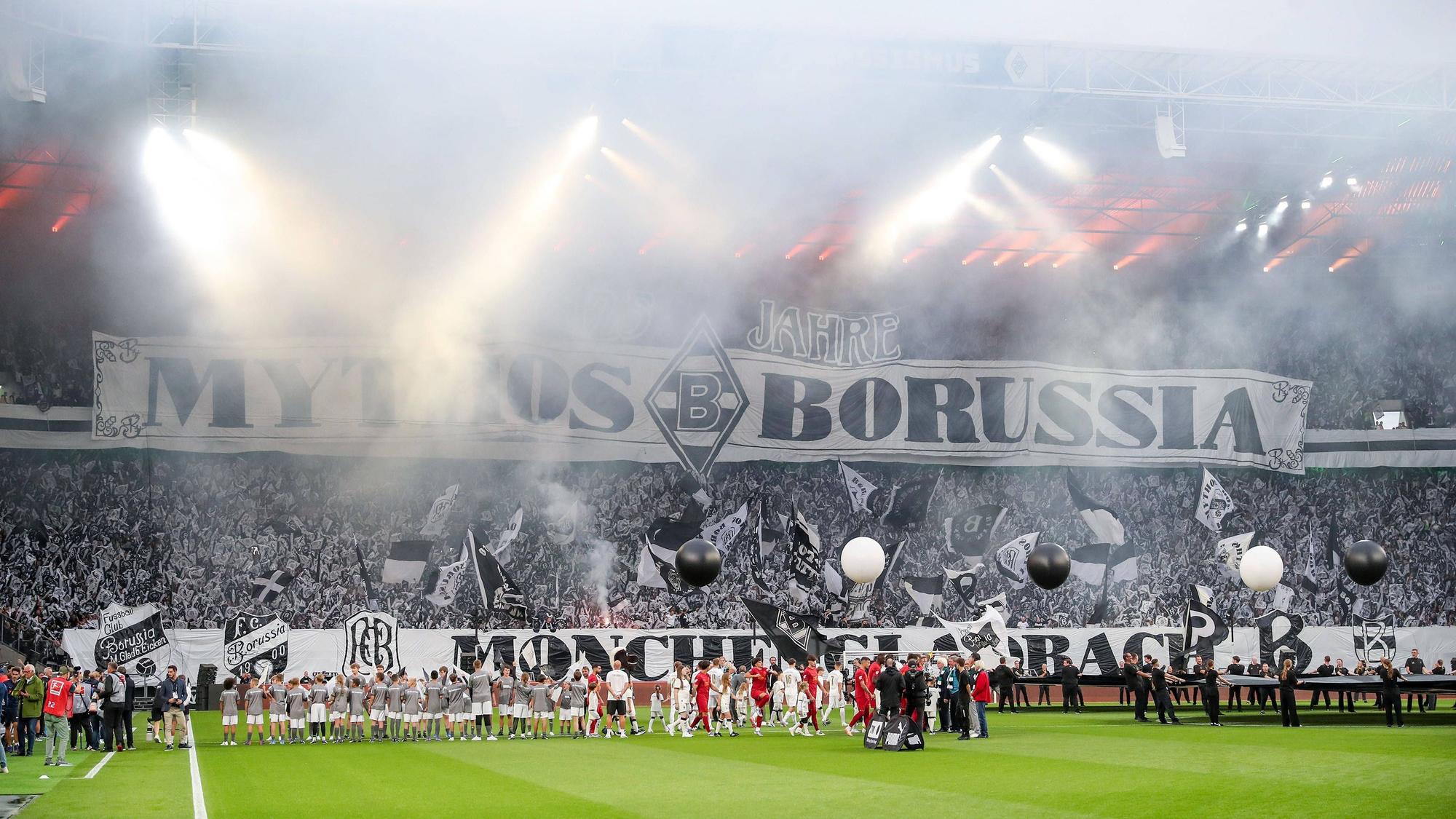 Die Nordkurve vor dem Jubiläumsspiel von Borussia Mönchengladbach gegen den FC Valencia.