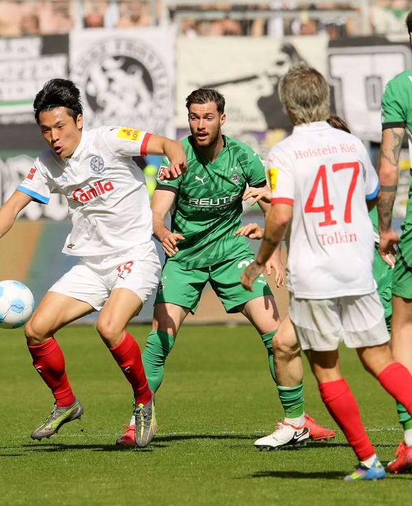 Shuto Machino spielt den Ball.