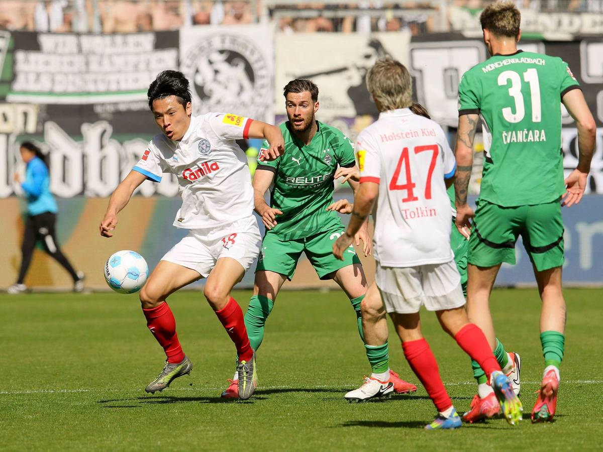 Shuto Machino spielt den Ball.