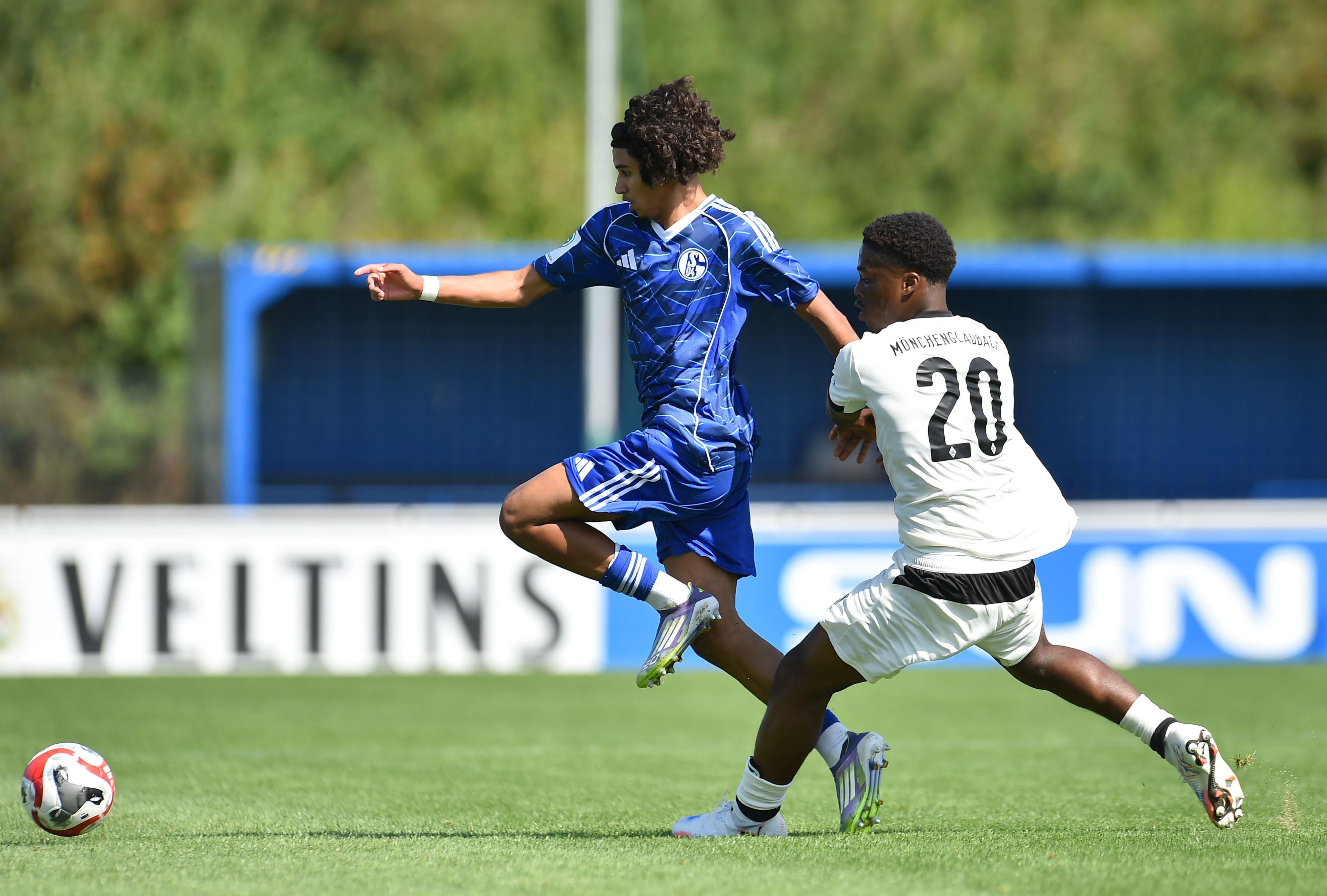 Bilal Dardai von Schalke im Zweikampf mit Josiah Kaled Uwakhonye.