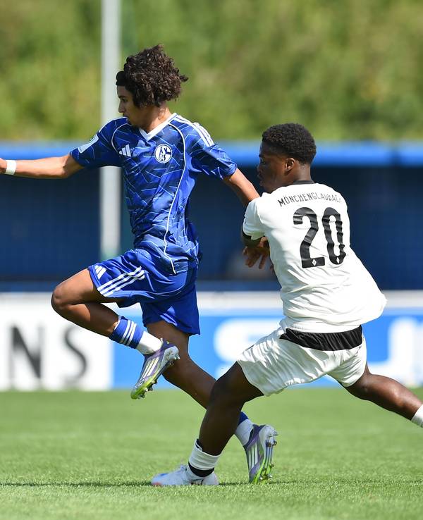Bilal Dardai von Schalke im Zweikampf mit Josiah Kaled Uwakhonye.