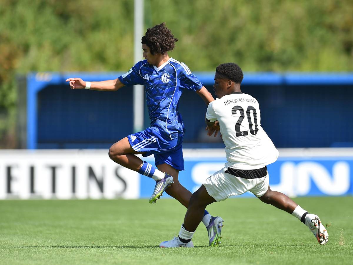 Bilal Dardai von Schalke im Zweikampf mit Josiah Kaled Uwakhonye.