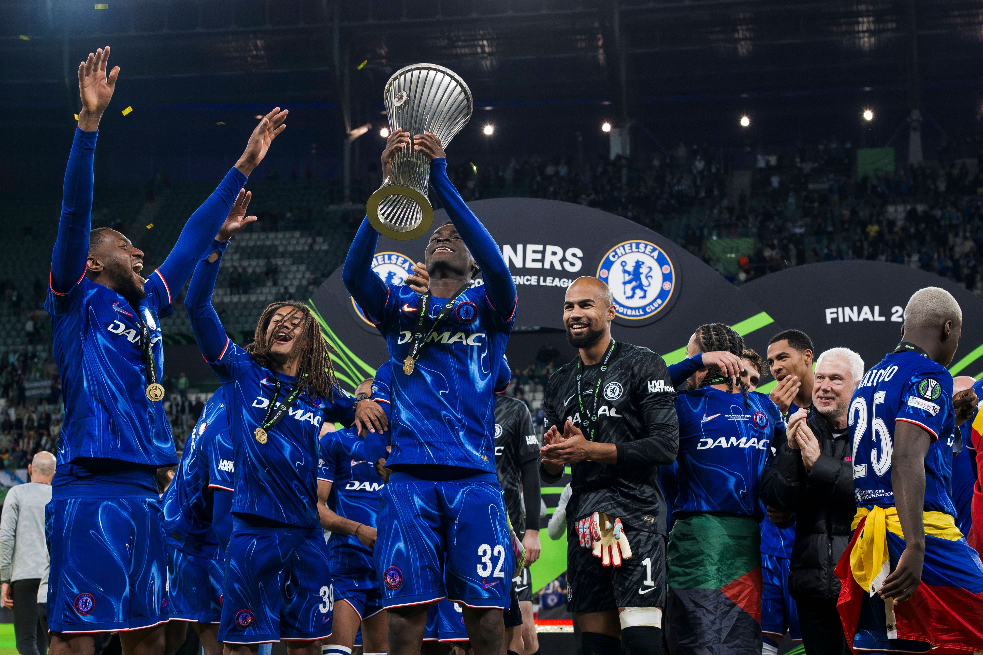 Tyrique George hebt die Trophäe in die Luft.