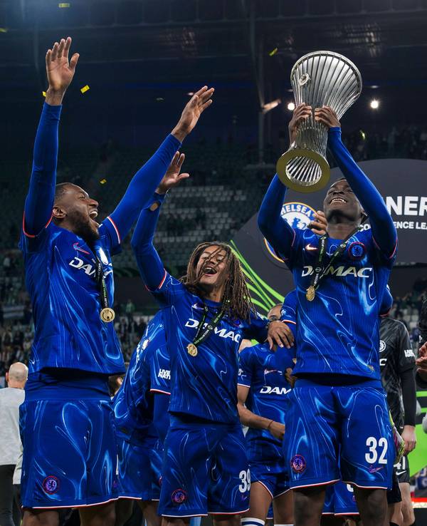 Tyrique George hebt die Trophäe in die Luft.