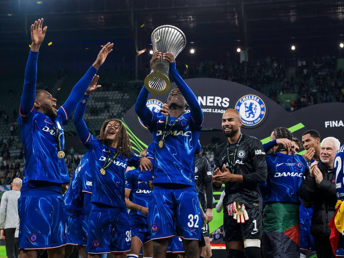 Tyrique George hebt die Trophäe in die Luft.