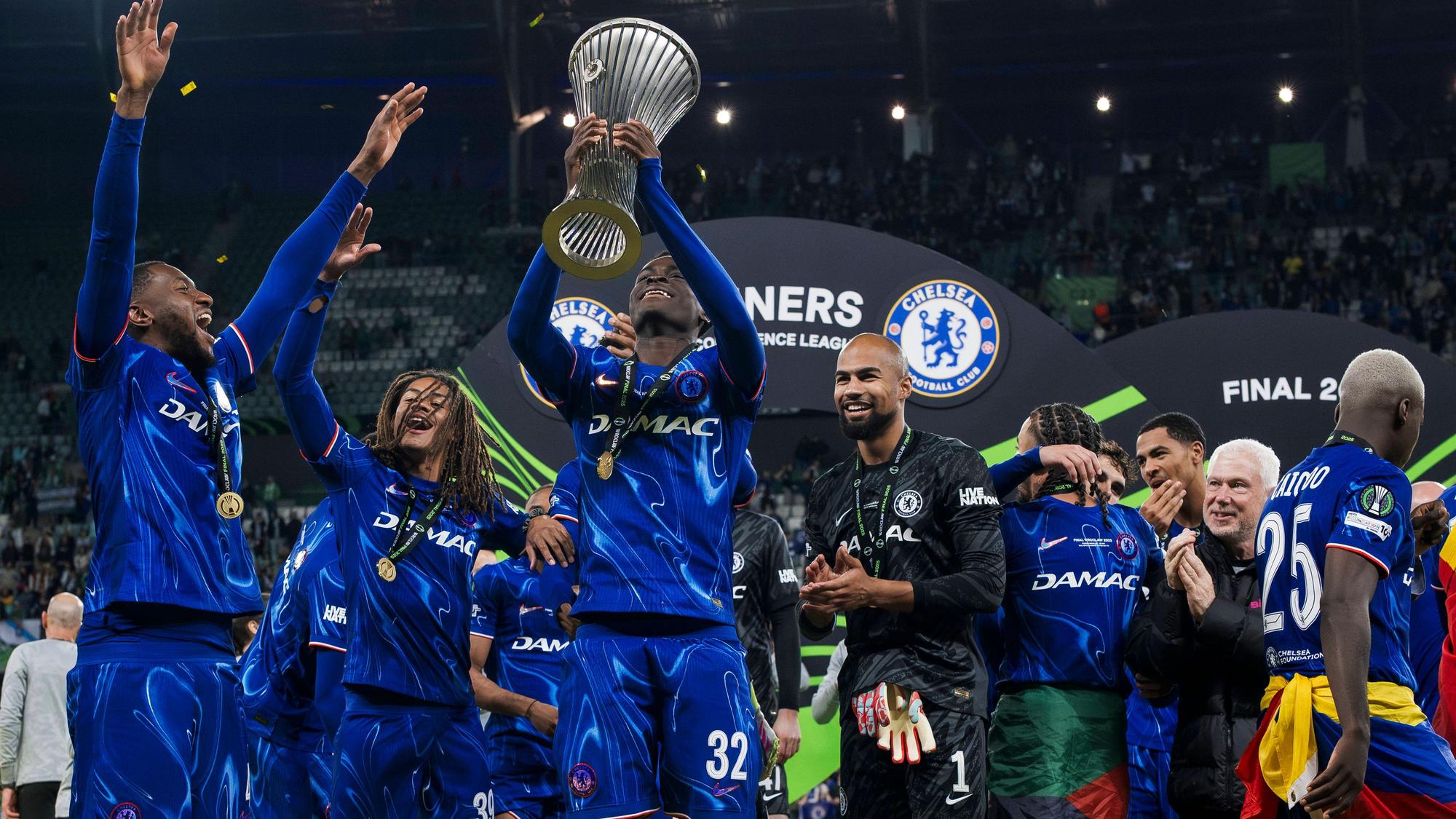 Tyrique George hebt die Trophäe in die Luft.
