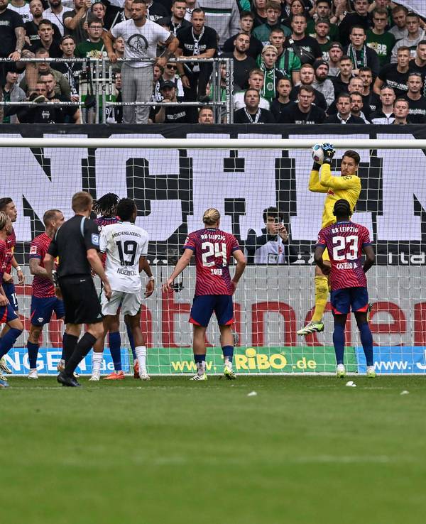 Janis Blaswich fängt eine Flanke vor der Gladbacher Nordkurve.