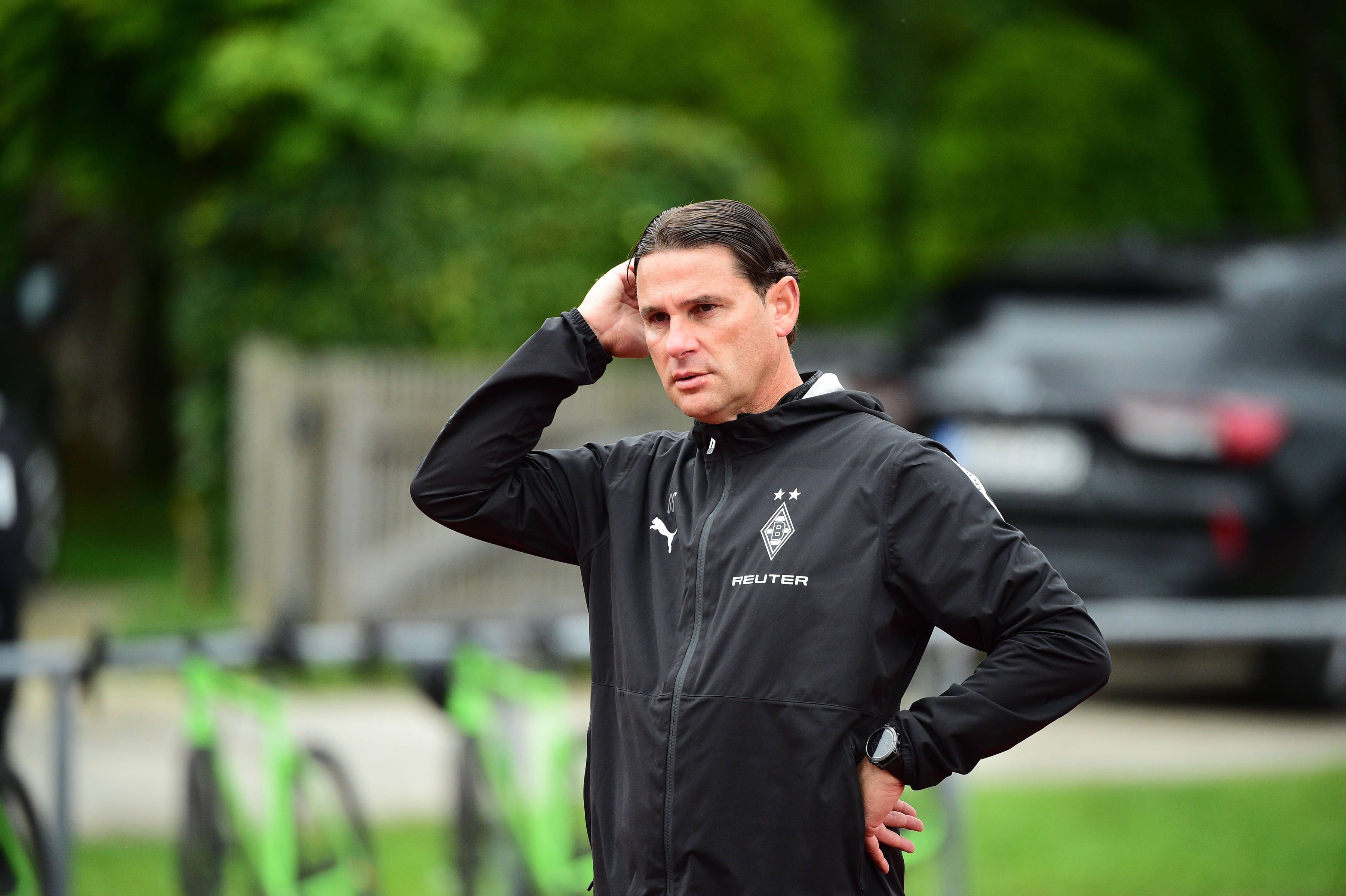 Gerardo Seoane nachdenklich im Training.
