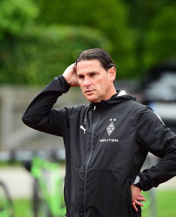 Gerardo Seoane nachdenklich im Training.
