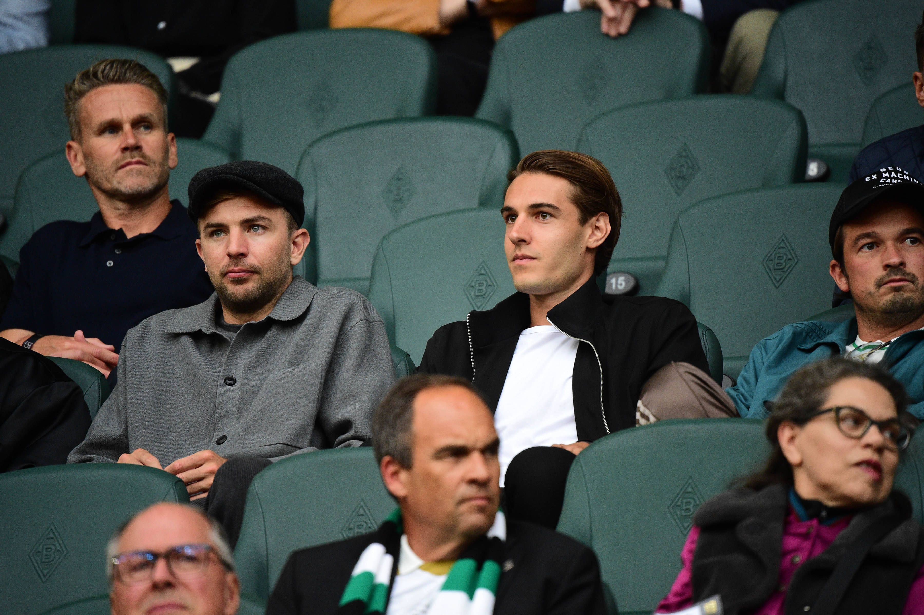 Florian Neuhaus und Christoph Kramer auf der Gladbacher VIP-Tribüne.