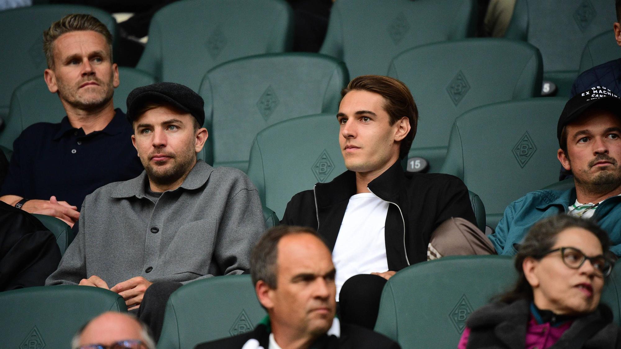 Florian Neuhaus und Christoph Kramer auf der Gladbacher VIP-Tribüne.