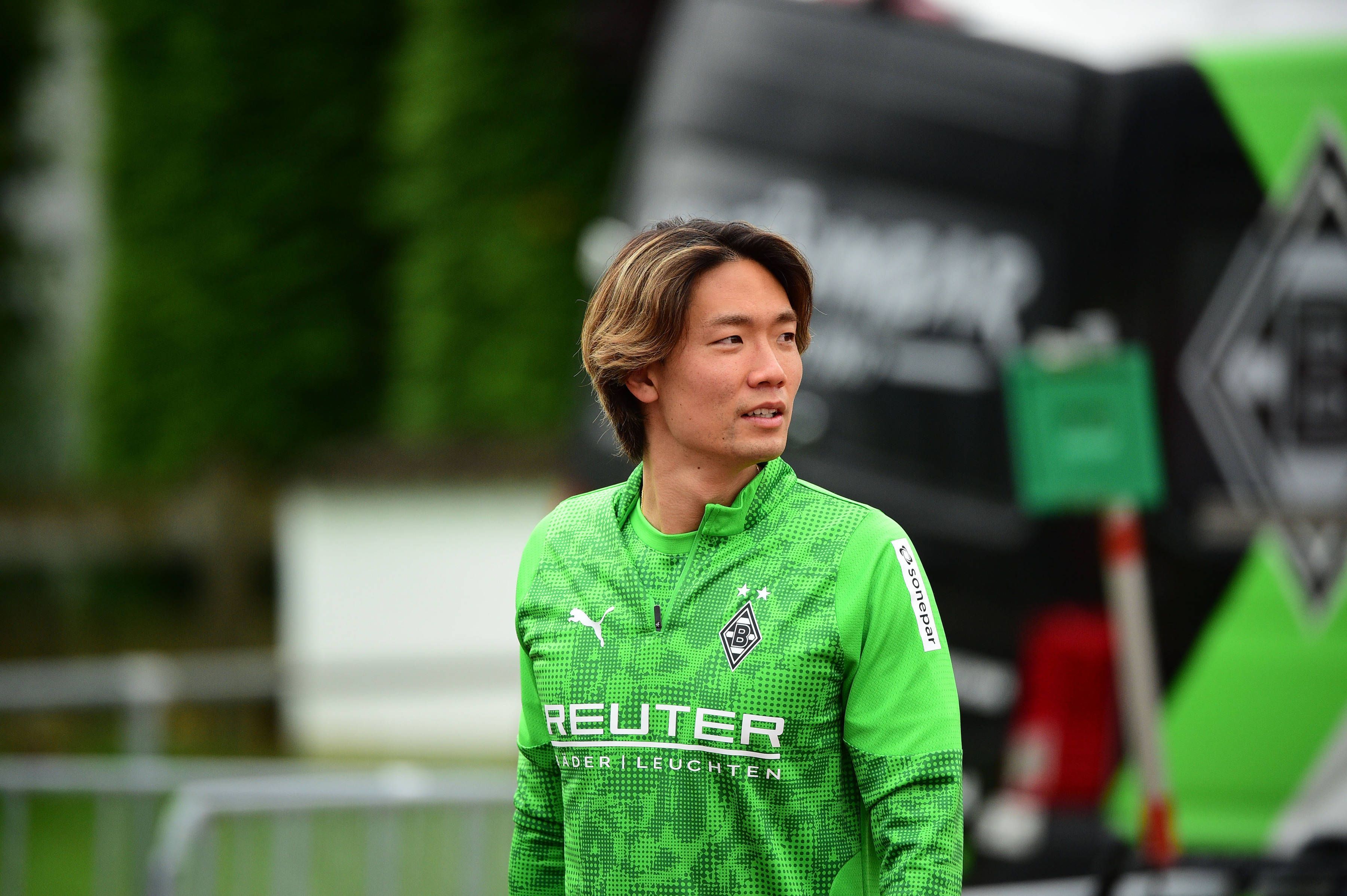 Ko Itakura in einer Gladbacher Trainingsjacke.
