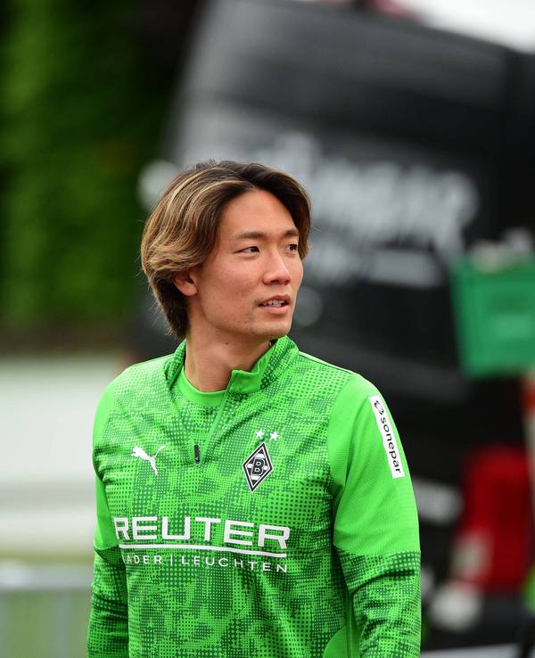 Ko Itakura in einer Gladbacher Trainingsjacke.
