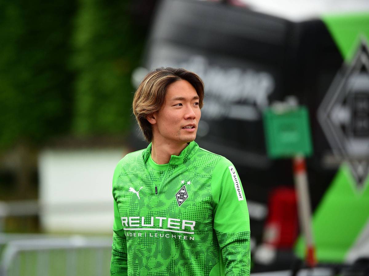 Ko Itakura in einer Gladbacher Trainingsjacke.
