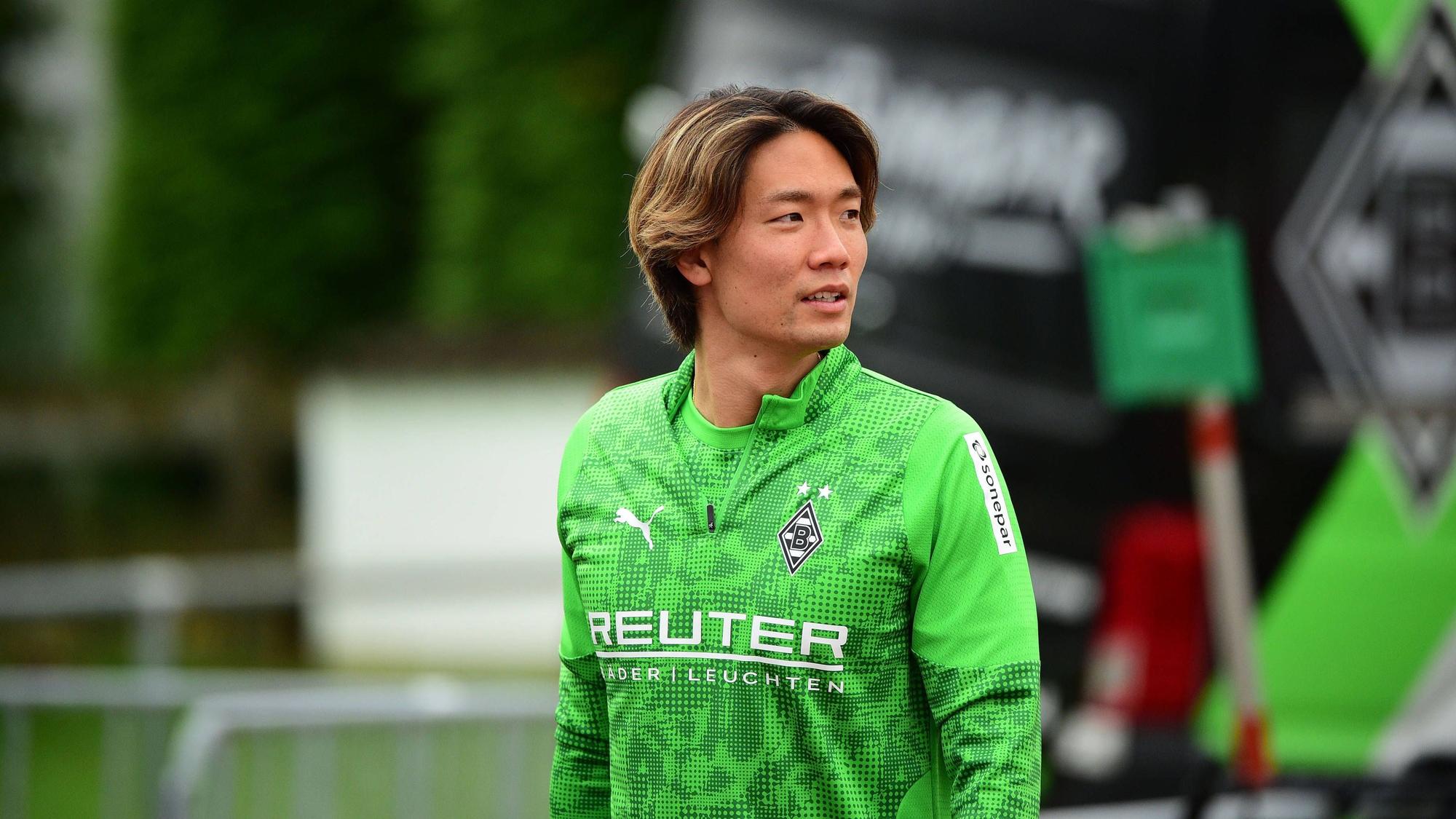 Ko Itakura in einer Gladbacher Trainingsjacke.