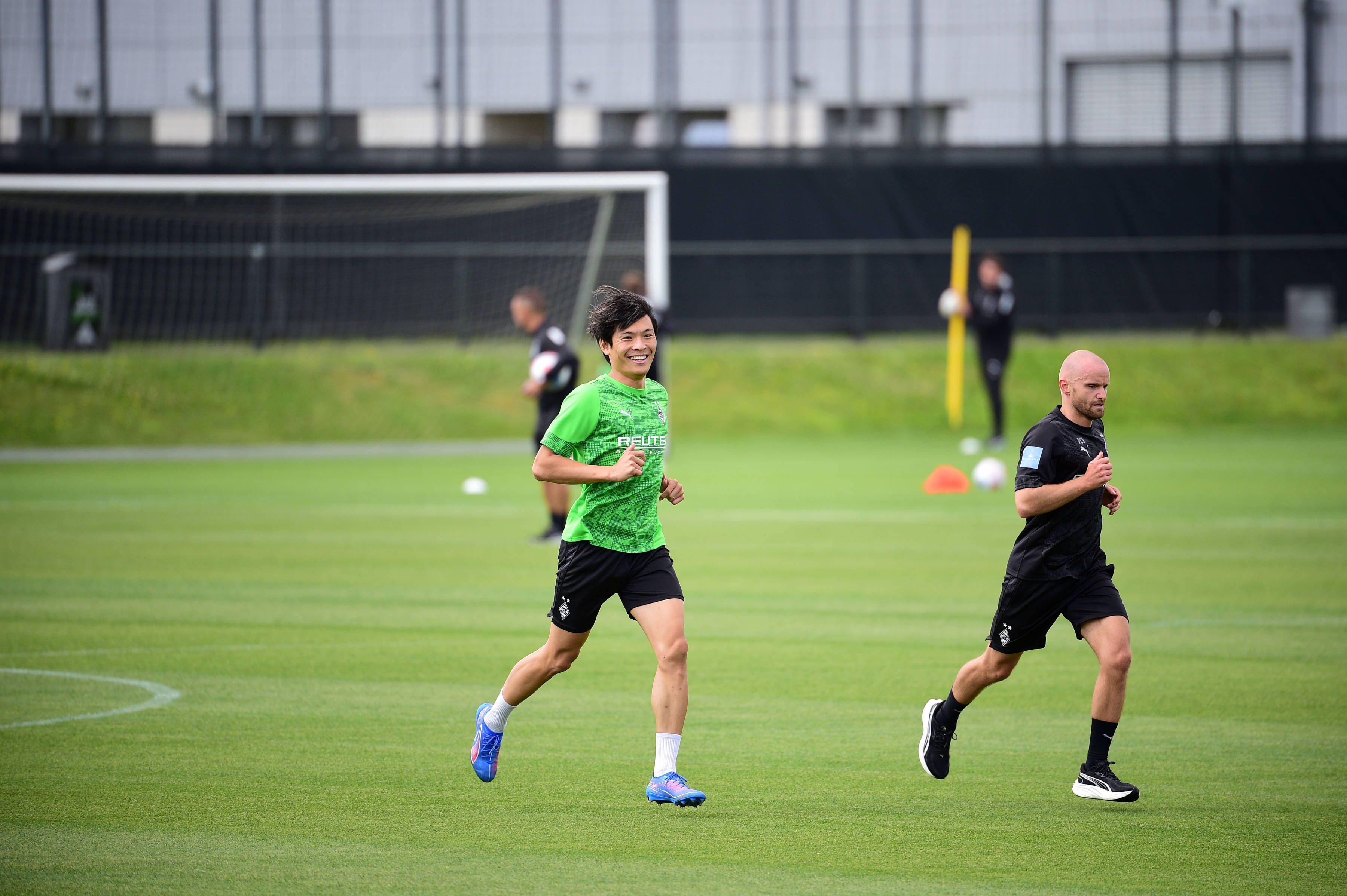 Shuto Machino grinst auf dem Trainingsplatz.