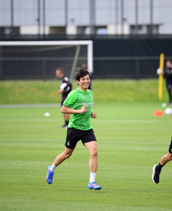 Shuto Machino grinst auf dem Trainingsplatz.
