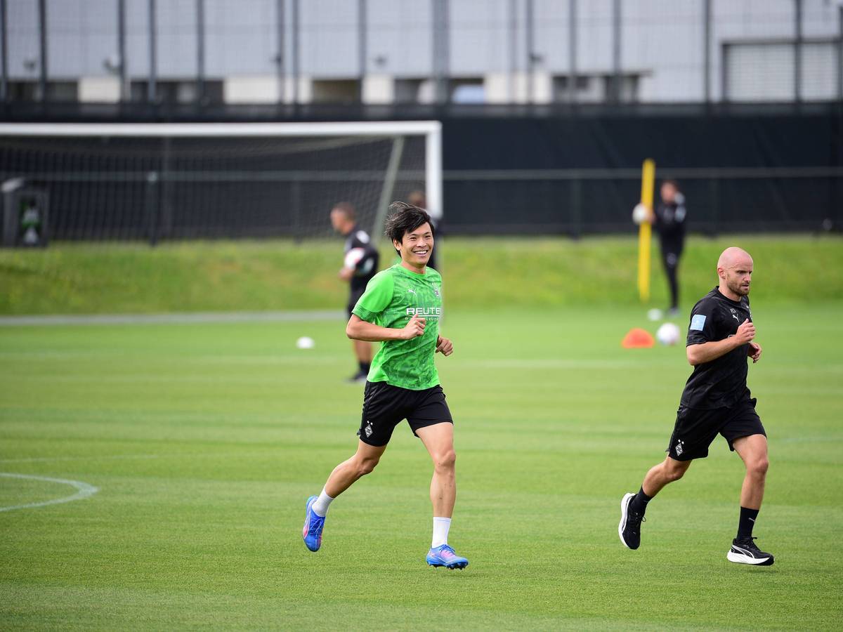 Shuto Machino grinst auf dem Trainingsplatz.