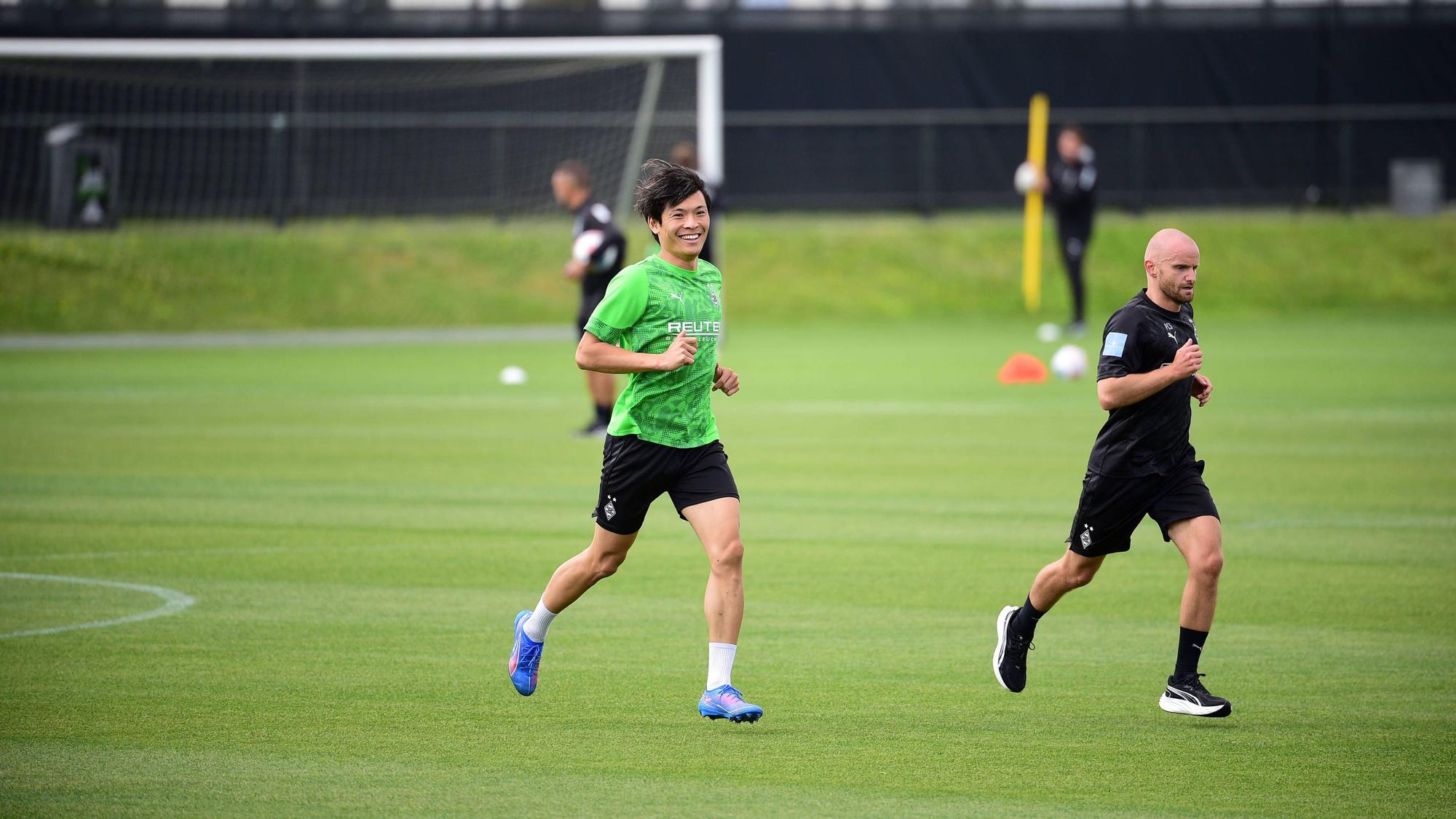 Shuto Machino grinst auf dem Trainingsplatz.