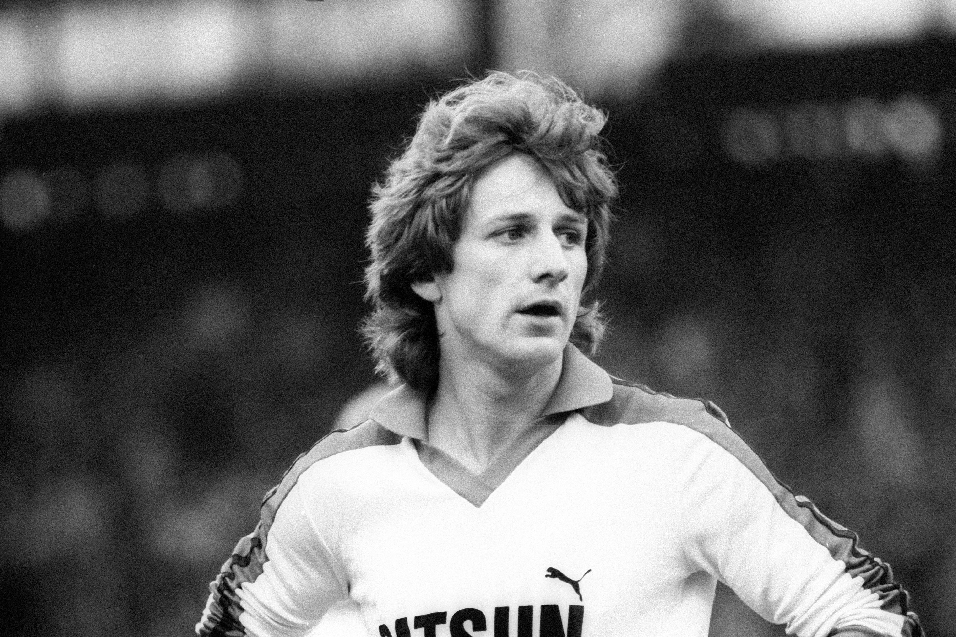 Frank Mill auf einem farblosen Bild im Gladbach-Trikot.