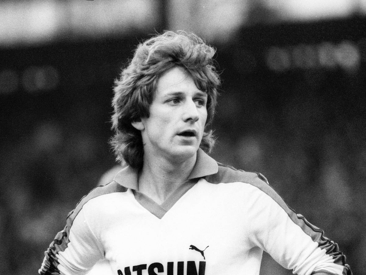 Frank Mill auf einem farblosen Bild im Gladbach-Trikot.