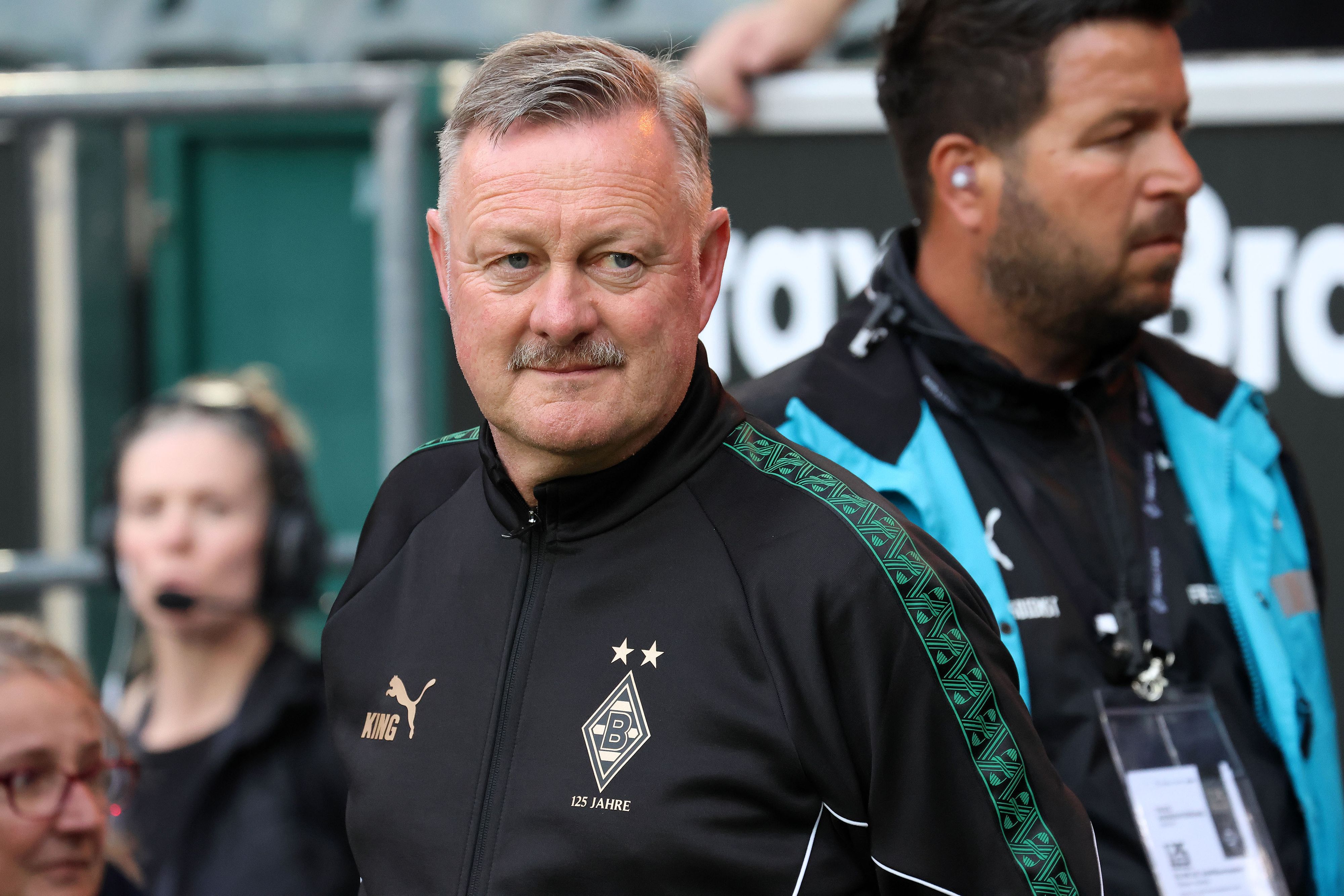 Roland Virkus im Borussia-Park. Seine Jacke ist im Jubiläums-Design gehalten und trägt die Aufschrift „KING“ auf der Brust.