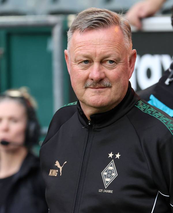 Roland Virkus im Borussia-Park. Seine Jacke ist im Jubiläums-Design gehalten und trägt die Aufschrift „KING“ auf der Brust.