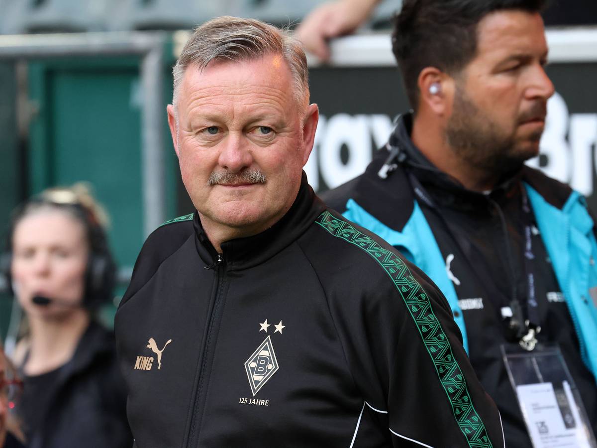 Roland Virkus im Borussia-Park. Seine Jacke ist im Jubiläums-Design gehalten und trägt die Aufschrift „KING“ auf der Brust.